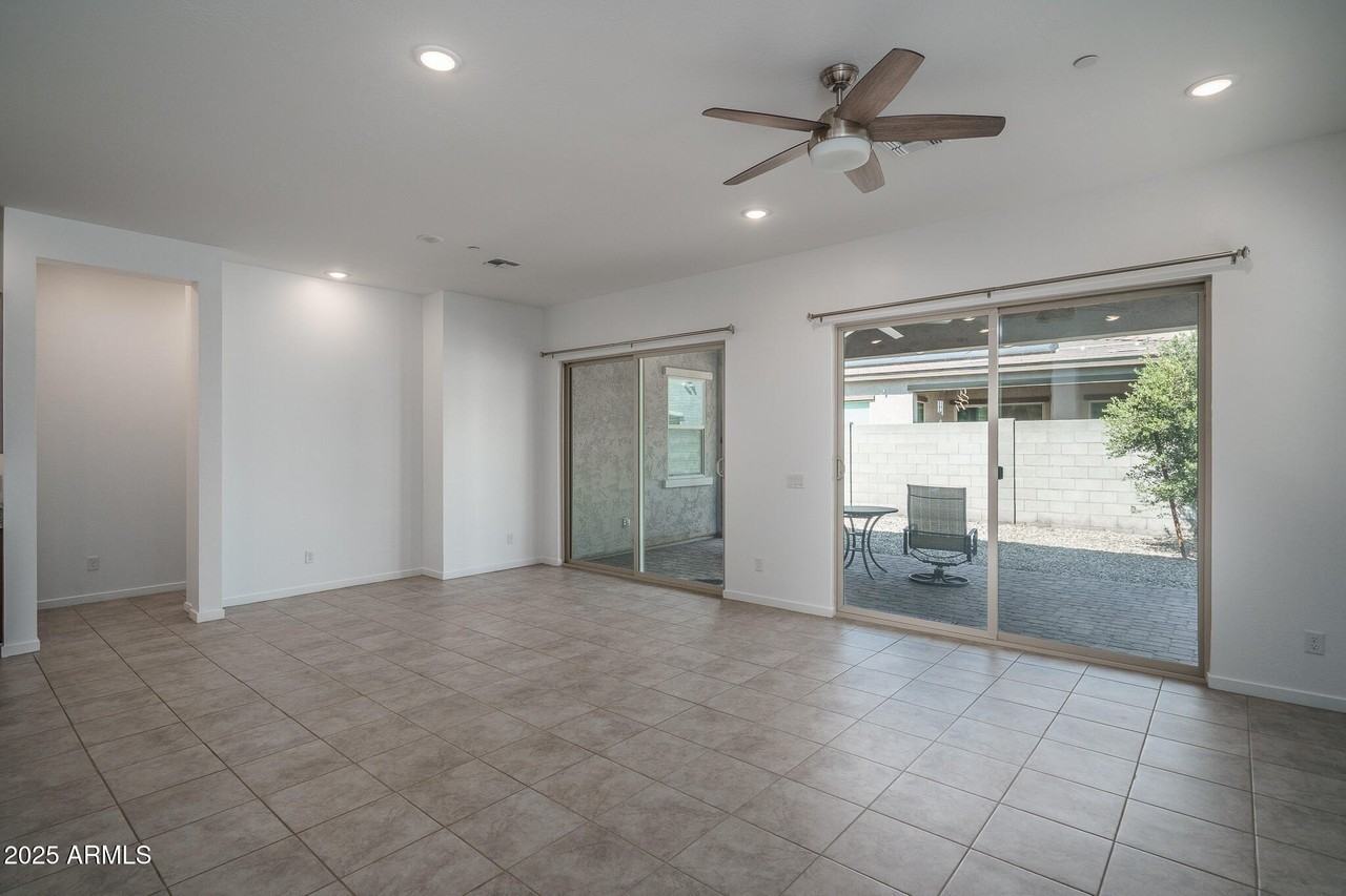 14084 W Desert Flower Dr - Photo 5 of 28