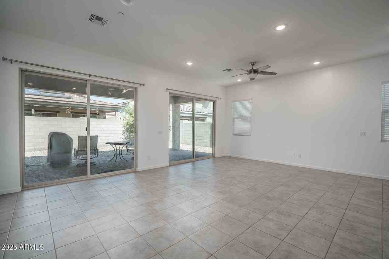 14084 W Desert Flower Dr - Photo 6 of 28