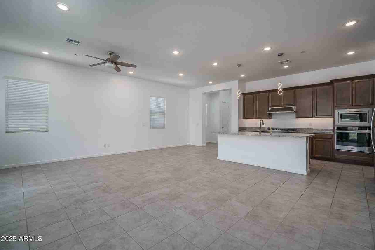 14084 W Desert Flower Dr - Photo 7 of 28