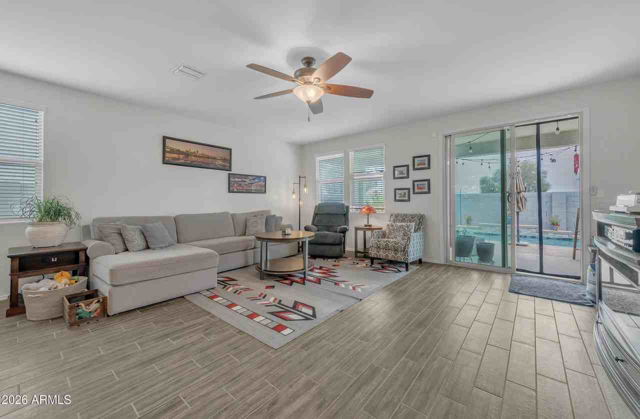 25779 W Hazel Dr - Photo 2 of 13