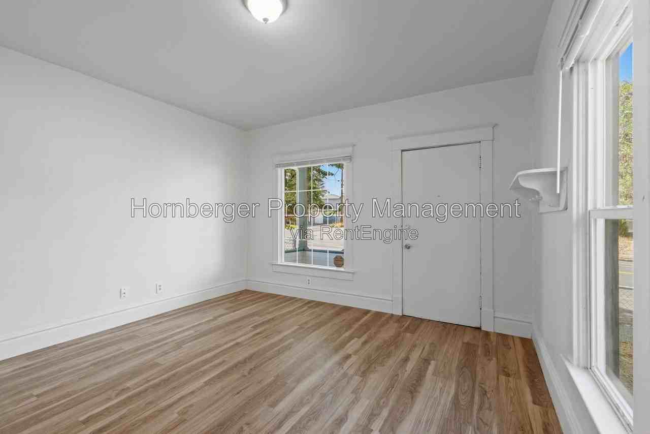 1718 N Post St - Photo 4 of 21