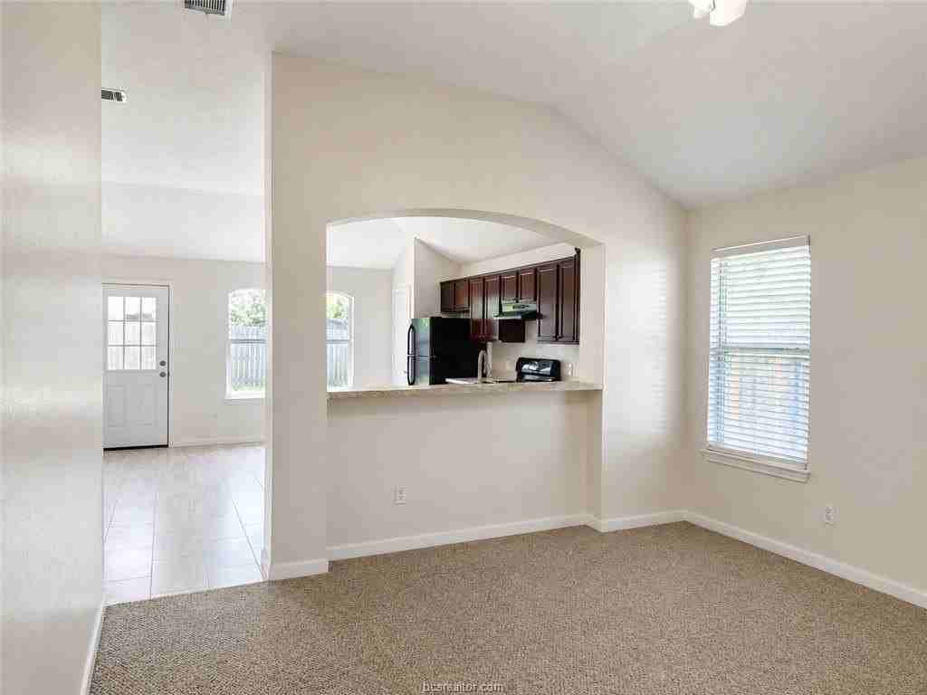 1711 Dixon Ln - Photo 3 of 24