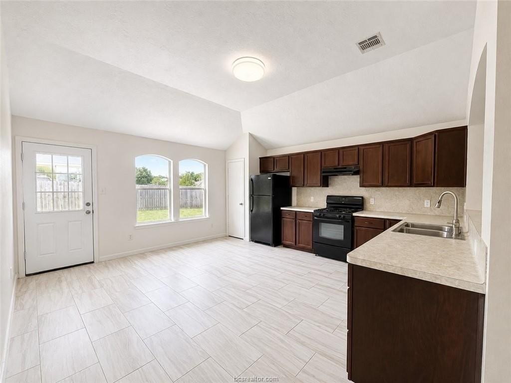 1711 Dixon Ln - Photo 5 of 24