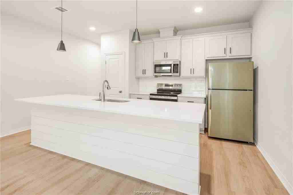260 Richards St - Photo 5 of 19