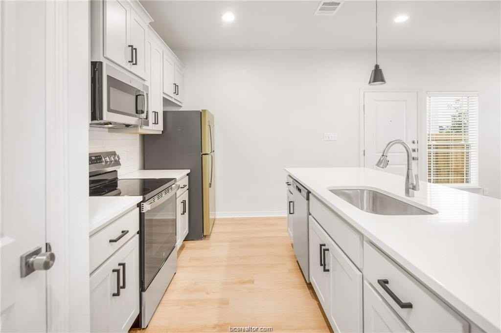 260 Richards St - Photo 6 of 19