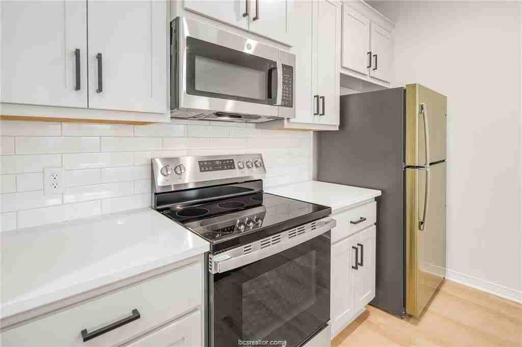 260 Richards St - Photo 7 of 19