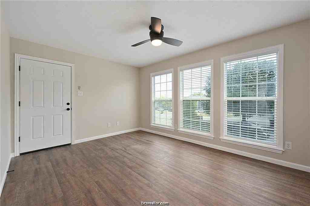 403 Manuel Dr #D - Photo 3 of 12