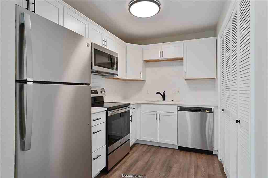 403 Manuel Dr #D - Photo 4 of 12