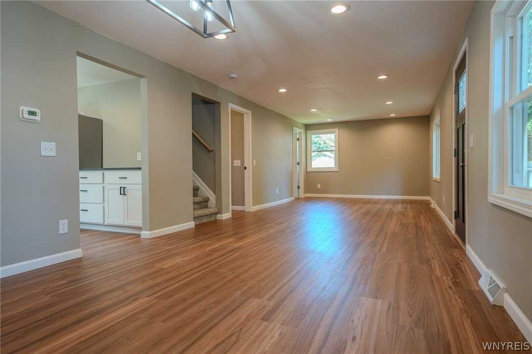 6910 Wellington Dr - Photo 2 of 7
