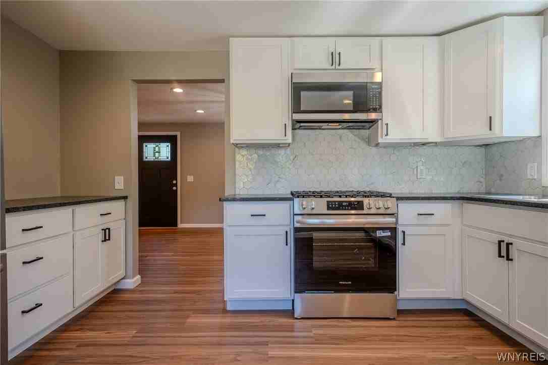 6910 Wellington Dr - Photo 3 of 7