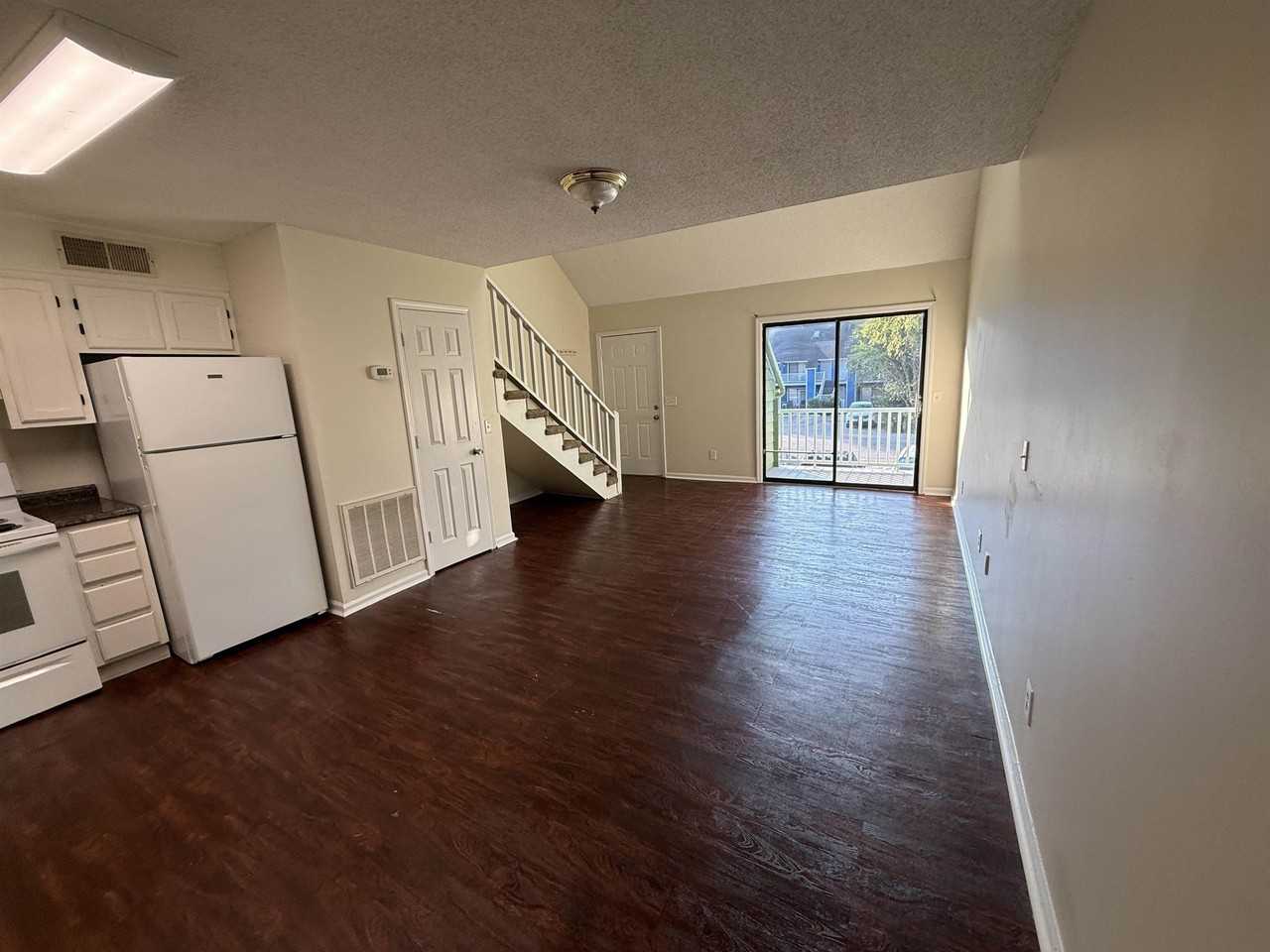 411 Cambridge Cir #D5 - Photo 3 of 10