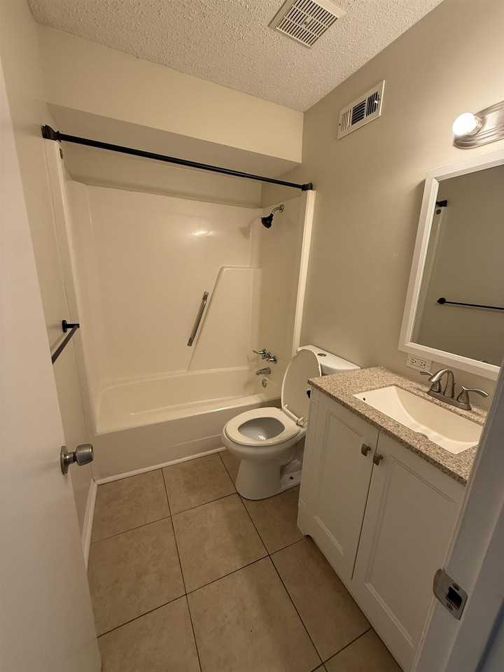 411 Cambridge Cir #D5 - Photo 5 of 10