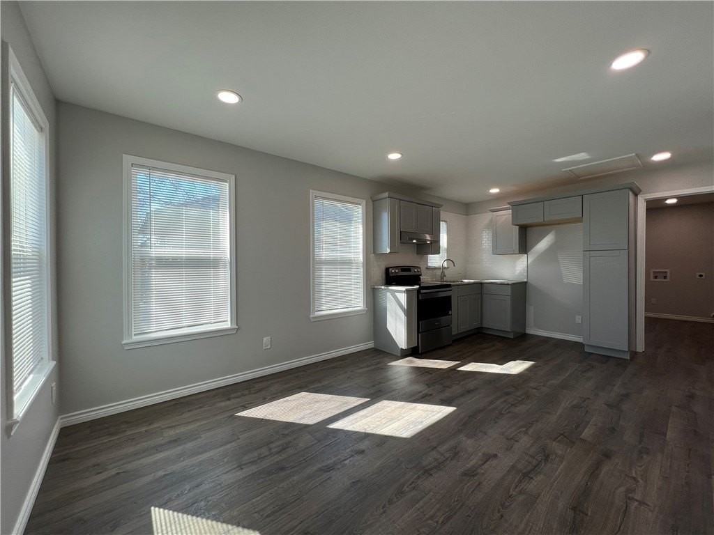 803 18th St - Photo 3 of 11