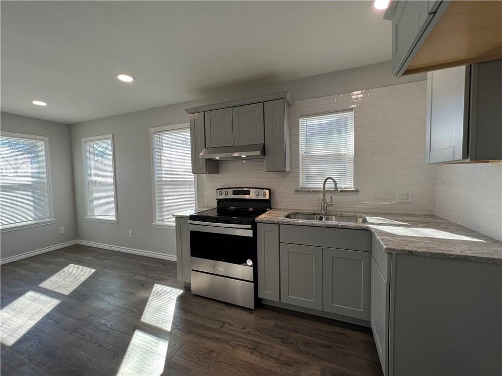 803 18th St - Photo 4 of 11