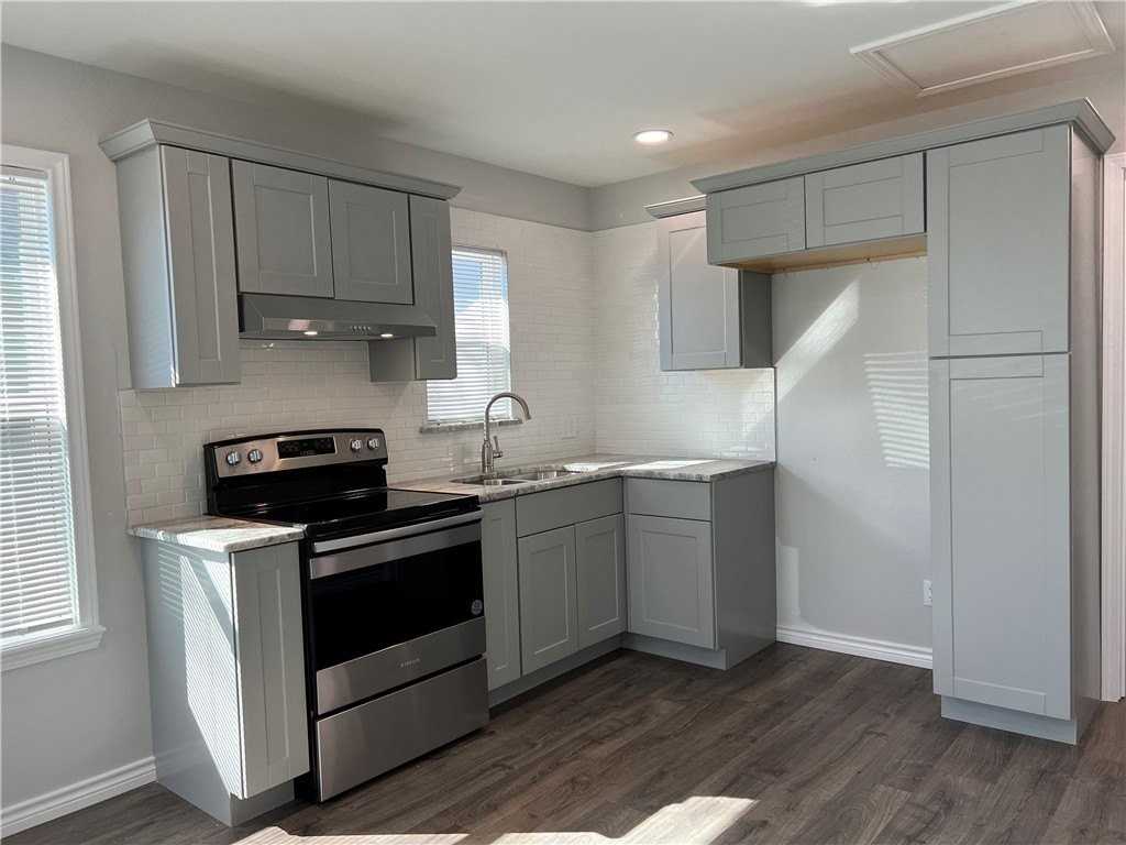 803 18th St - Photo 5 of 11