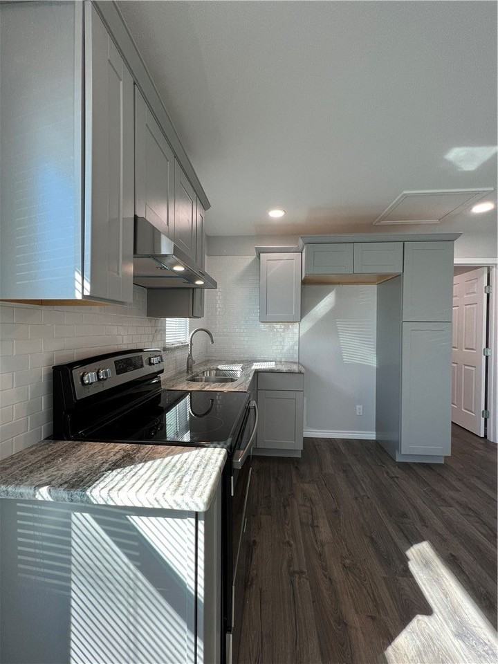 803 18th St - Photo 6 of 11
