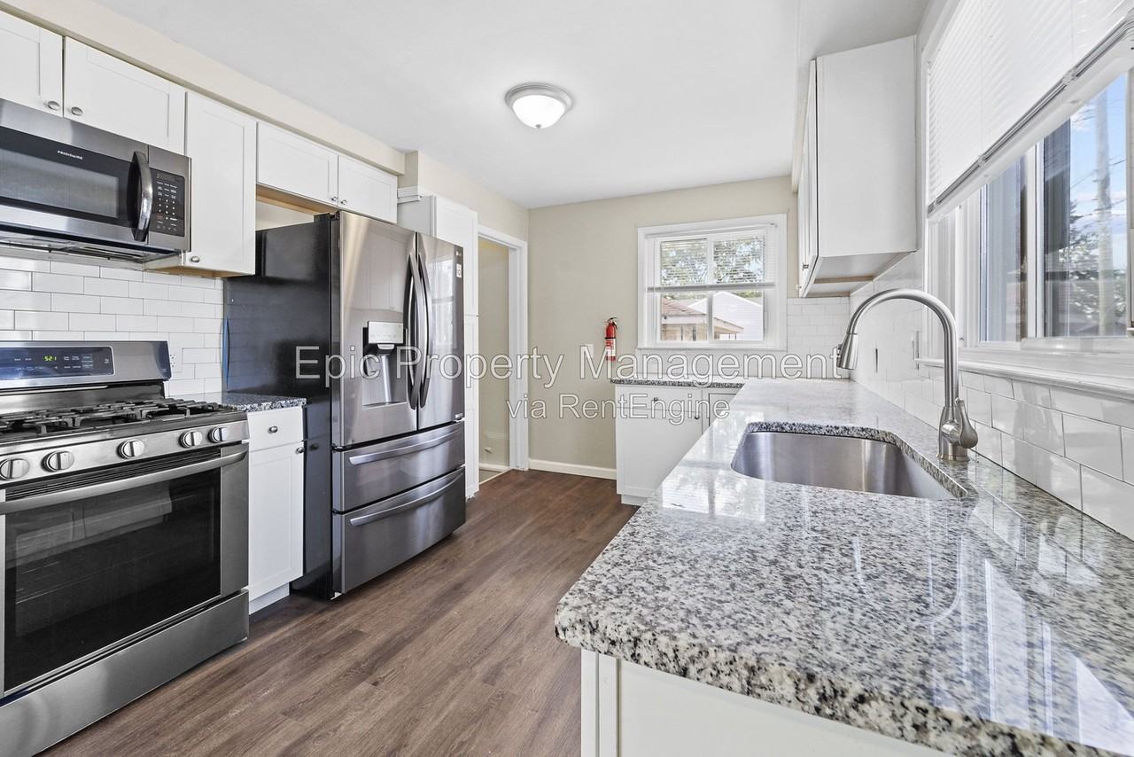 1697 Winchester Ave - Photo 3 of 18