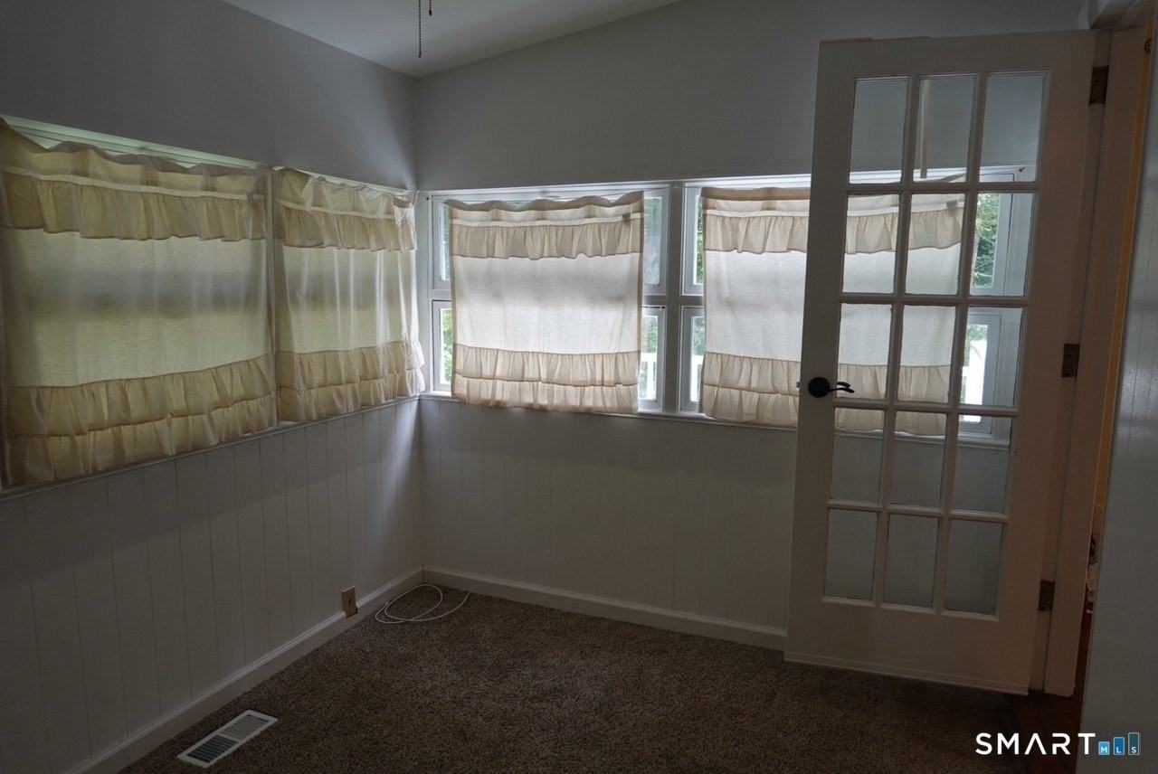 277 Drummond Rd - Photo 5 of 17