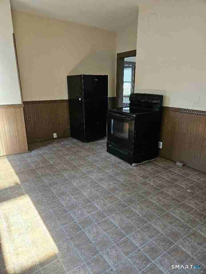 375 Main St - Photo 2 of 7
