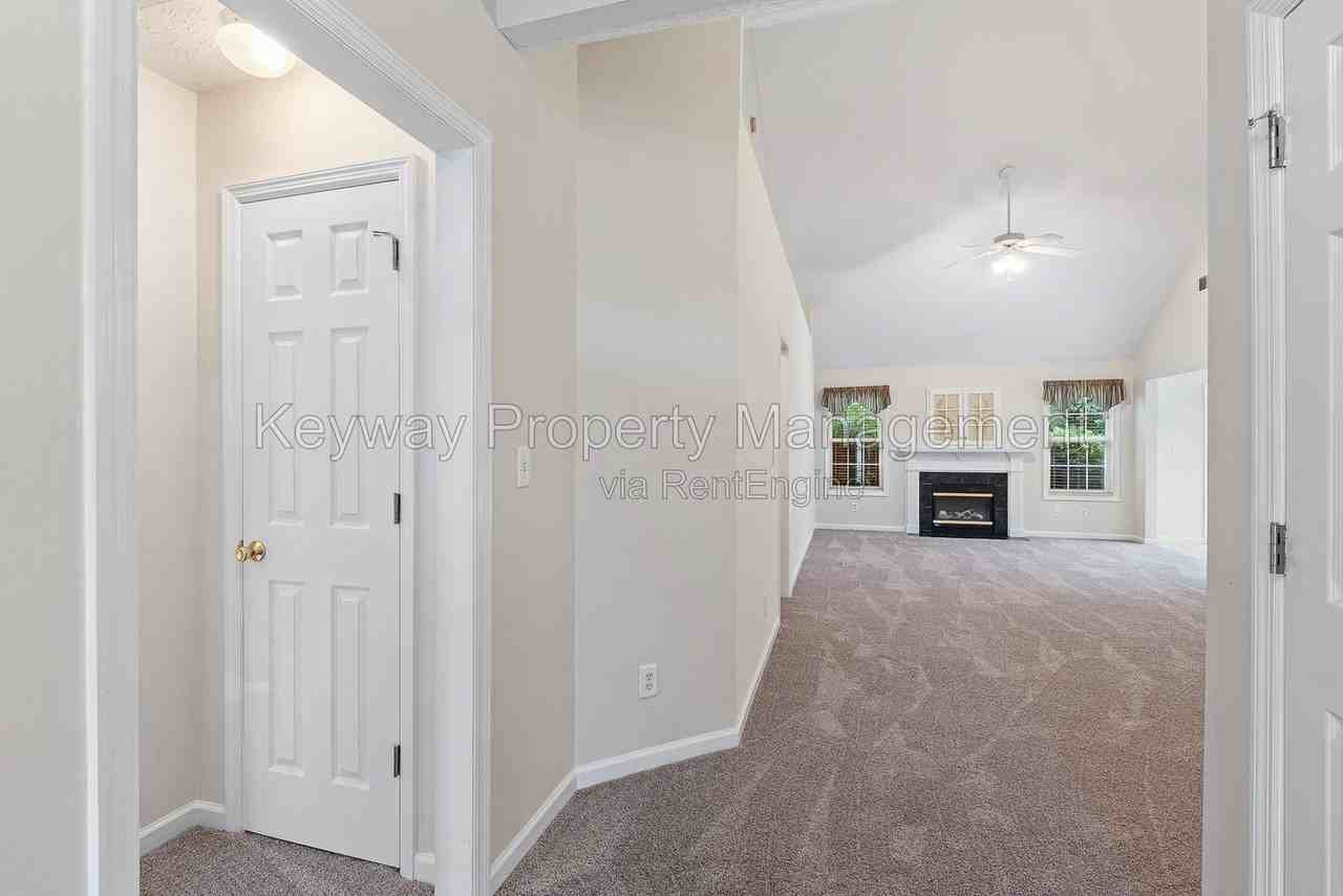 296 Southbank Dr - Photo 4 of 21