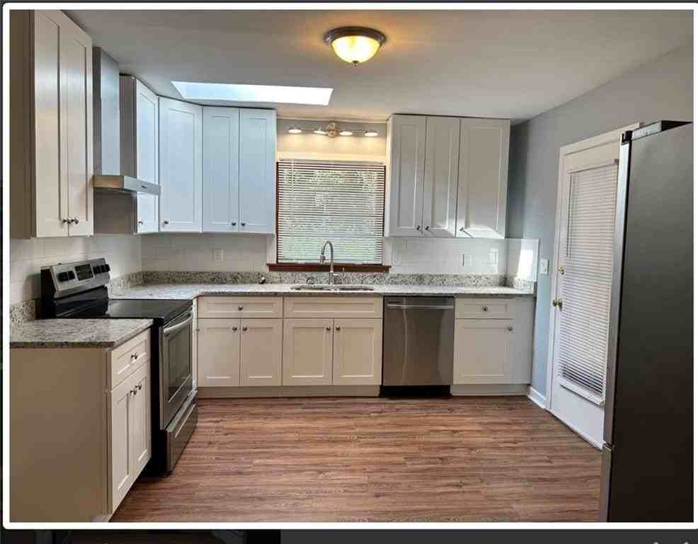 2354 Greenglade Rd Ne - Photo 3 of 6