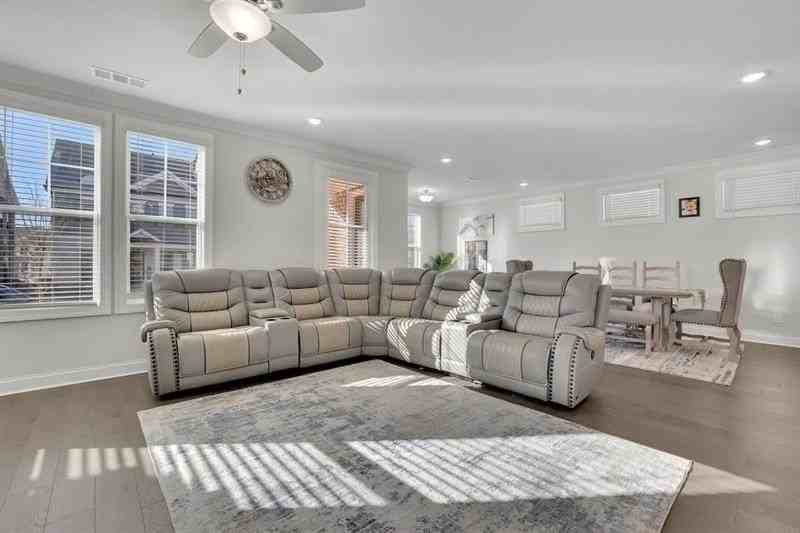 1070 Poppy Pointe - Photo 4 of 32