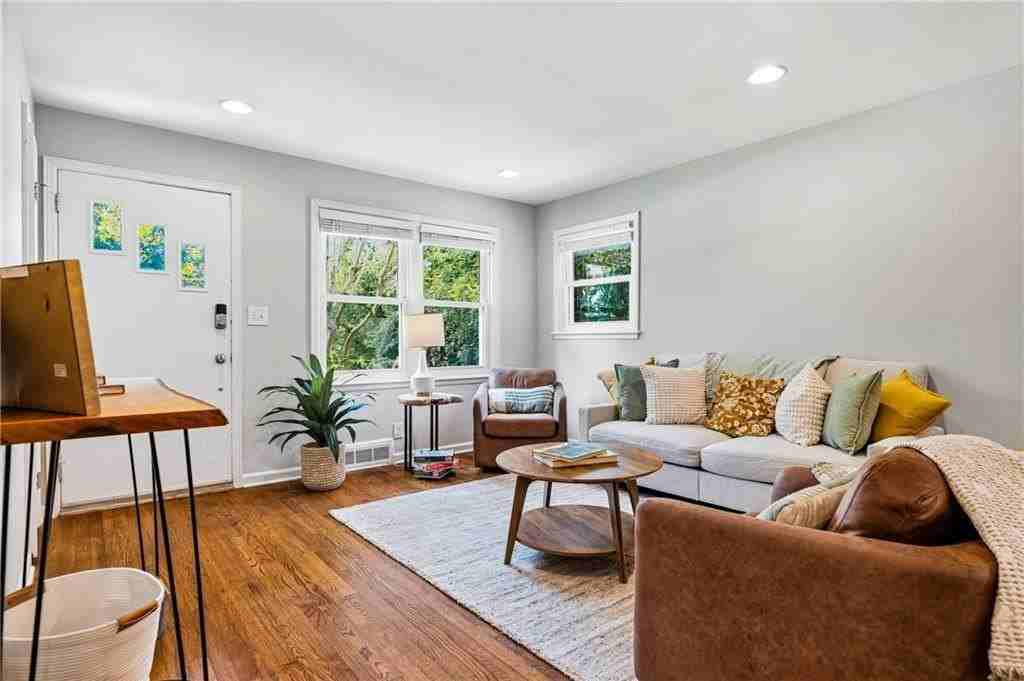 2670 Woodridge Dr - Photo 4 of 48