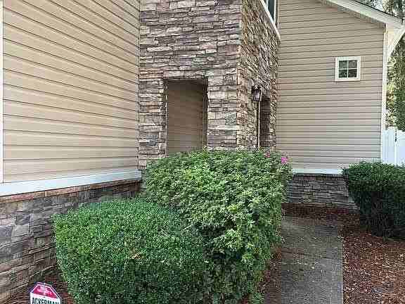 303 Hiawassee Dr - Photo 3 of 50