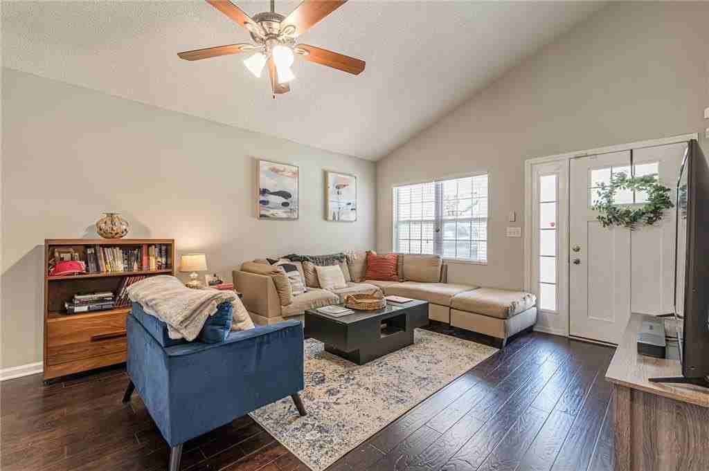 2458 Crestview Ave - Photo 4 of 33