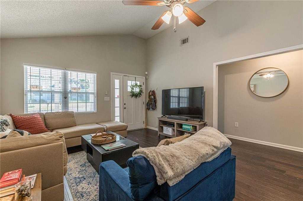 2458 Crestview Ave - Photo 5 of 33