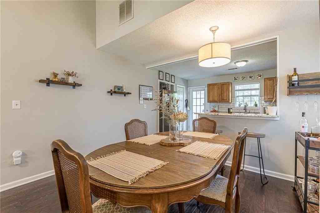 2458 Crestview Ave - Photo 7 of 33