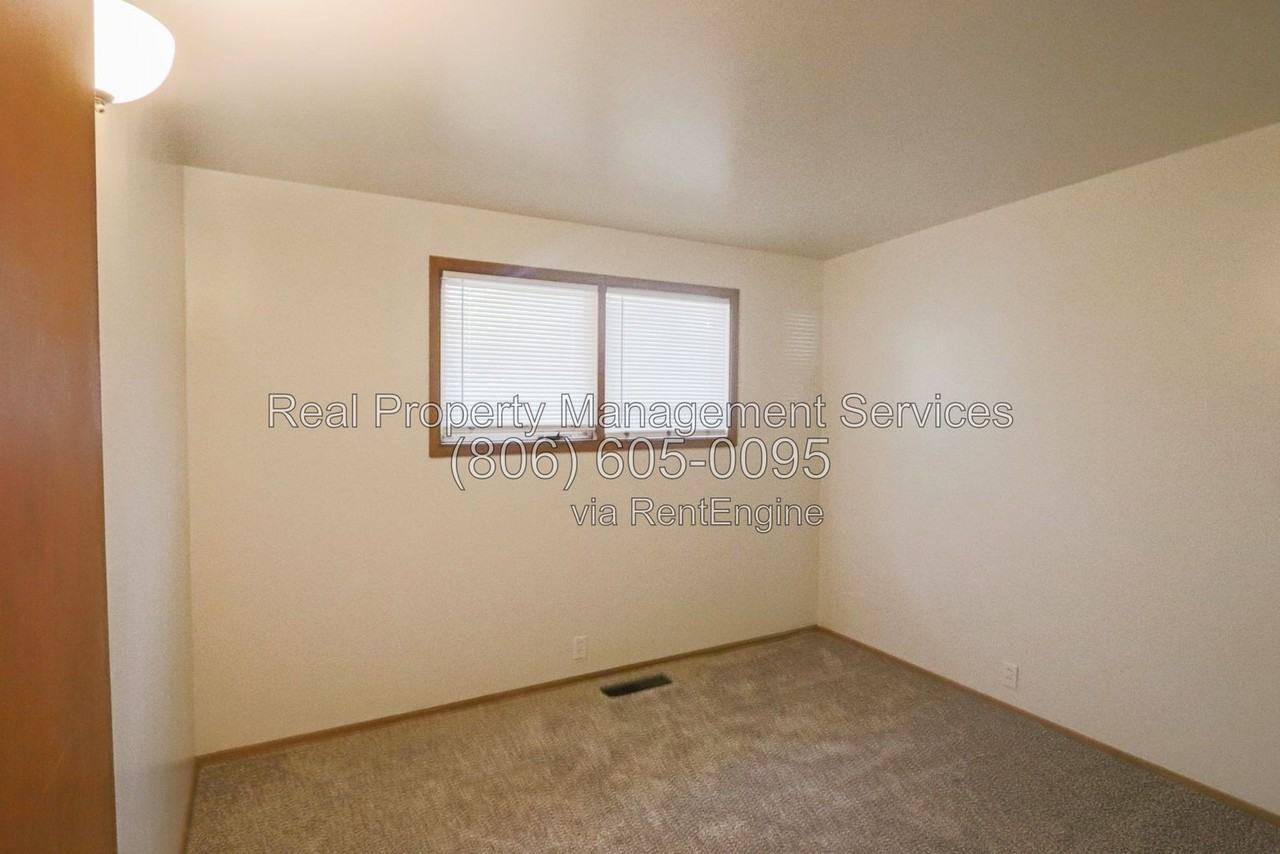 2405 46th St - Photo 6 of 10