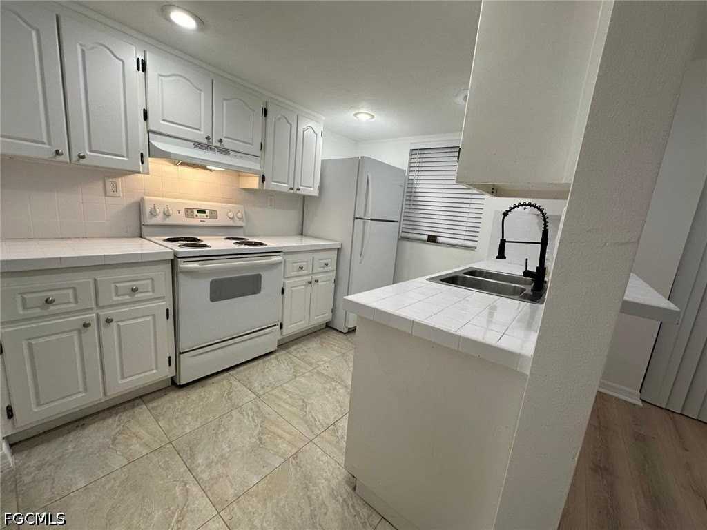12642 Kenwood Ln #B - Photo 3 of 13