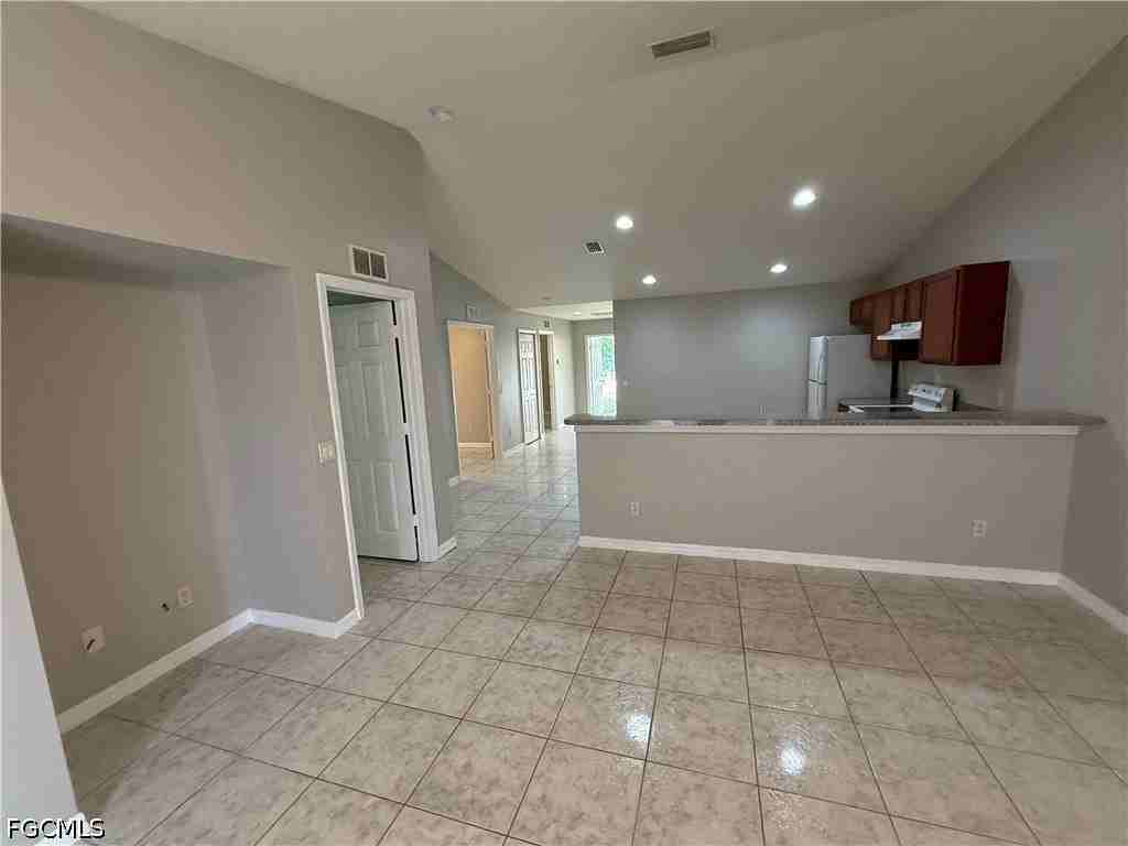 1040 Ainsworth St E - Photo 2 of 15