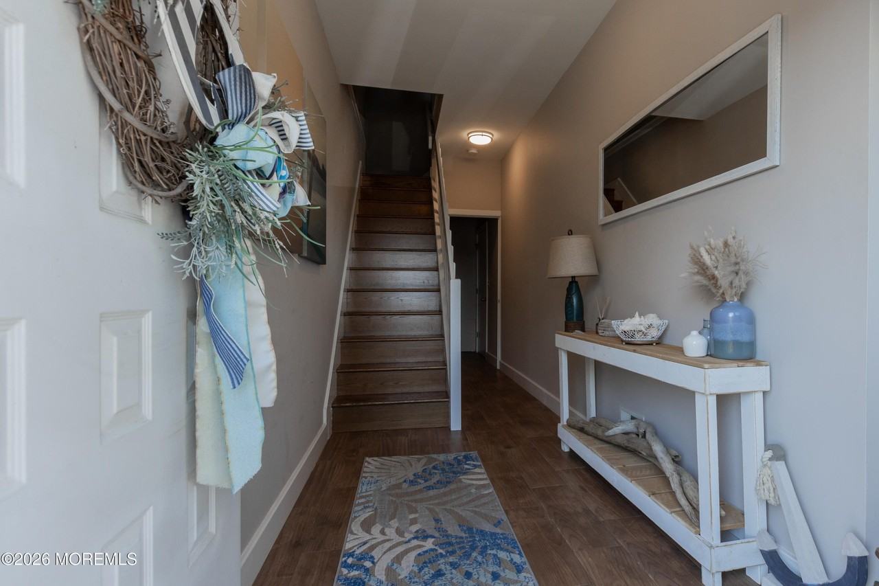 255 Shore Dr - Photo 3 of 23