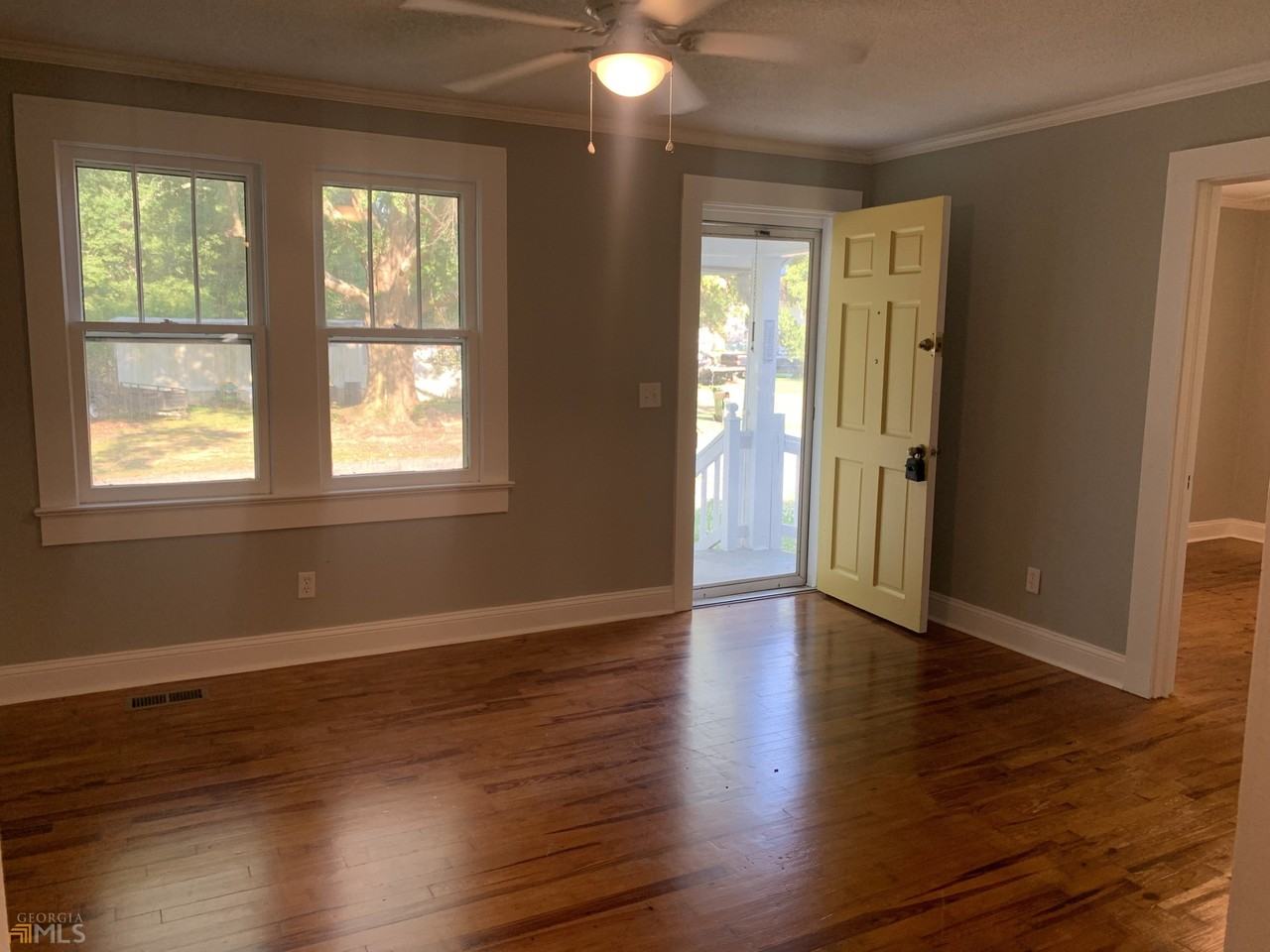 617 Baker St - Photo 2 of 50