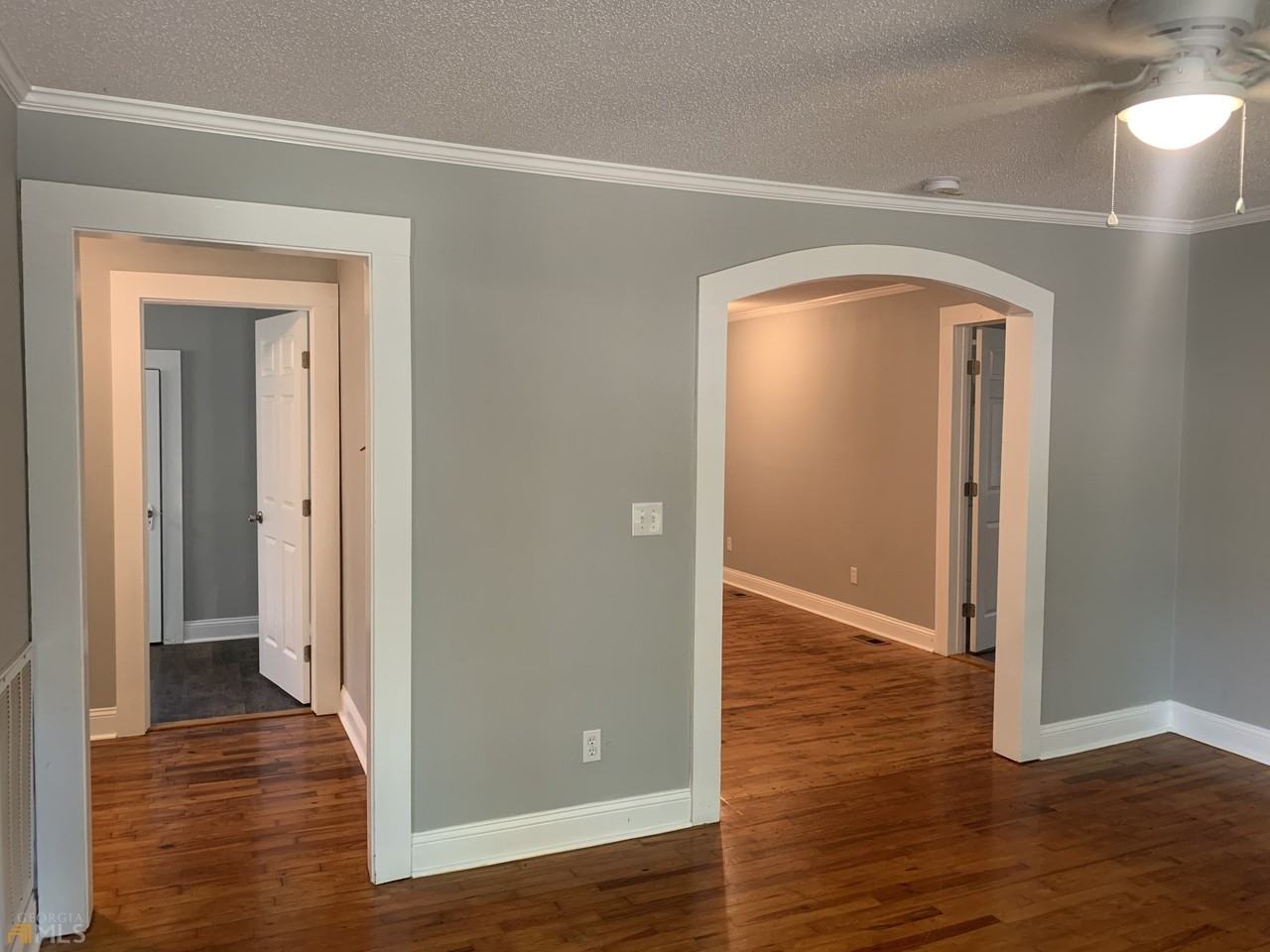 617 Baker St - Photo 3 of 50