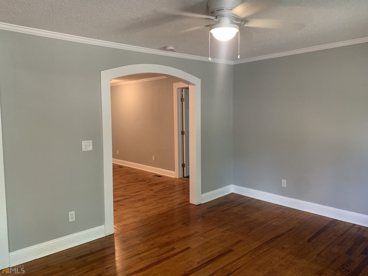 617 Baker St - Photo 4 of 50