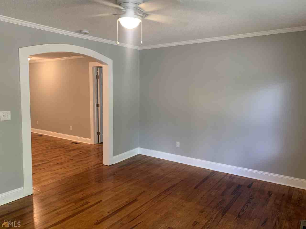 617 Baker St - Photo 5 of 50