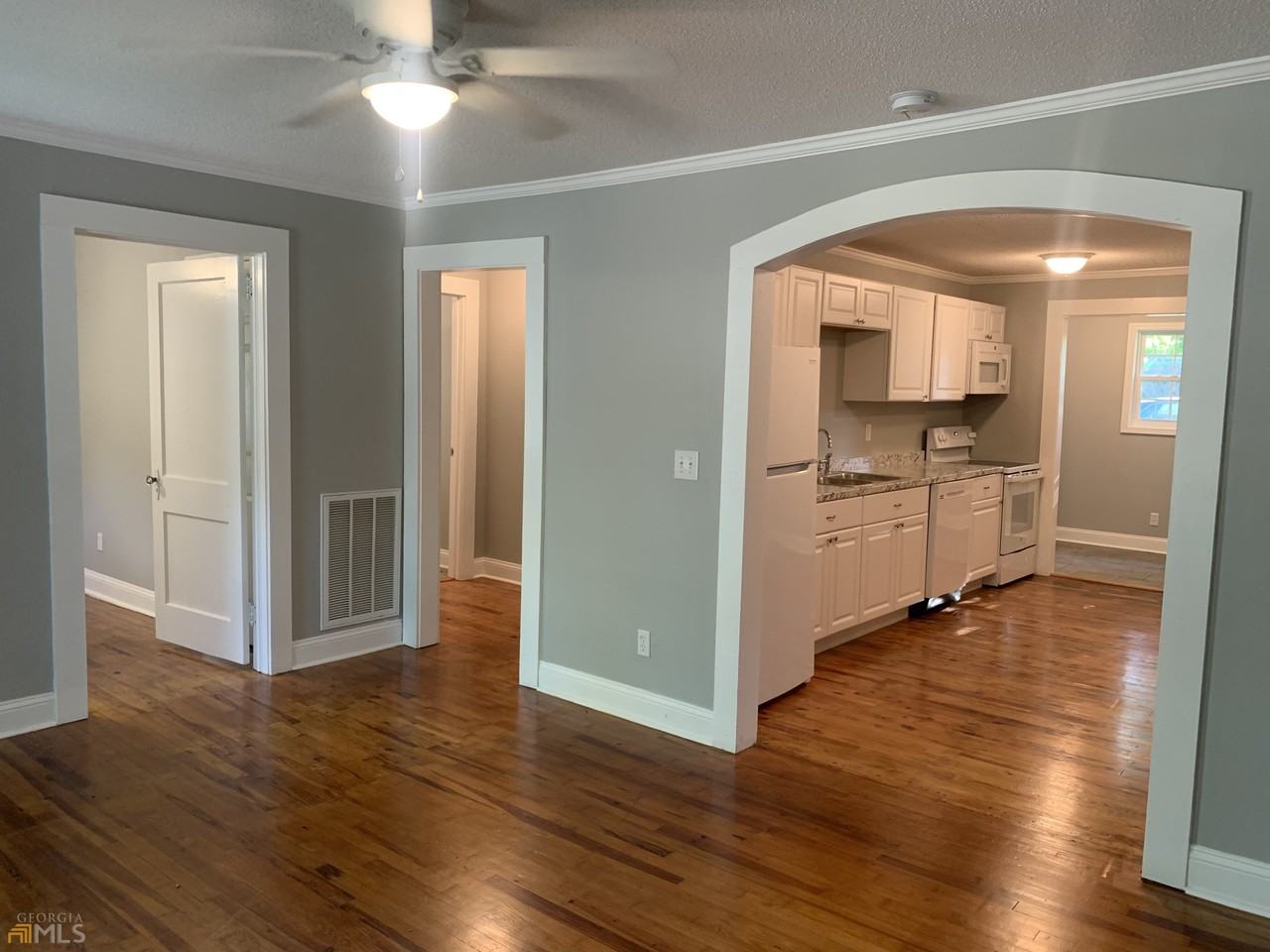 617 Baker St - Photo 6 of 50