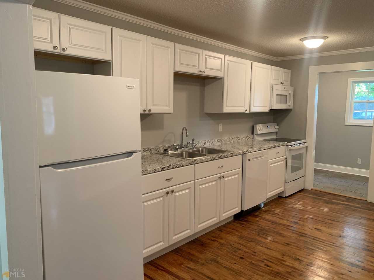 617 Baker St - Photo 7 of 50