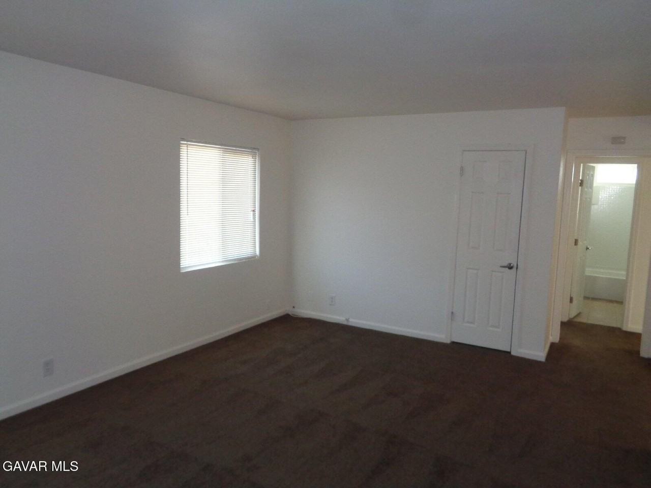 44253 Beech Ave - Photo 4 of 10