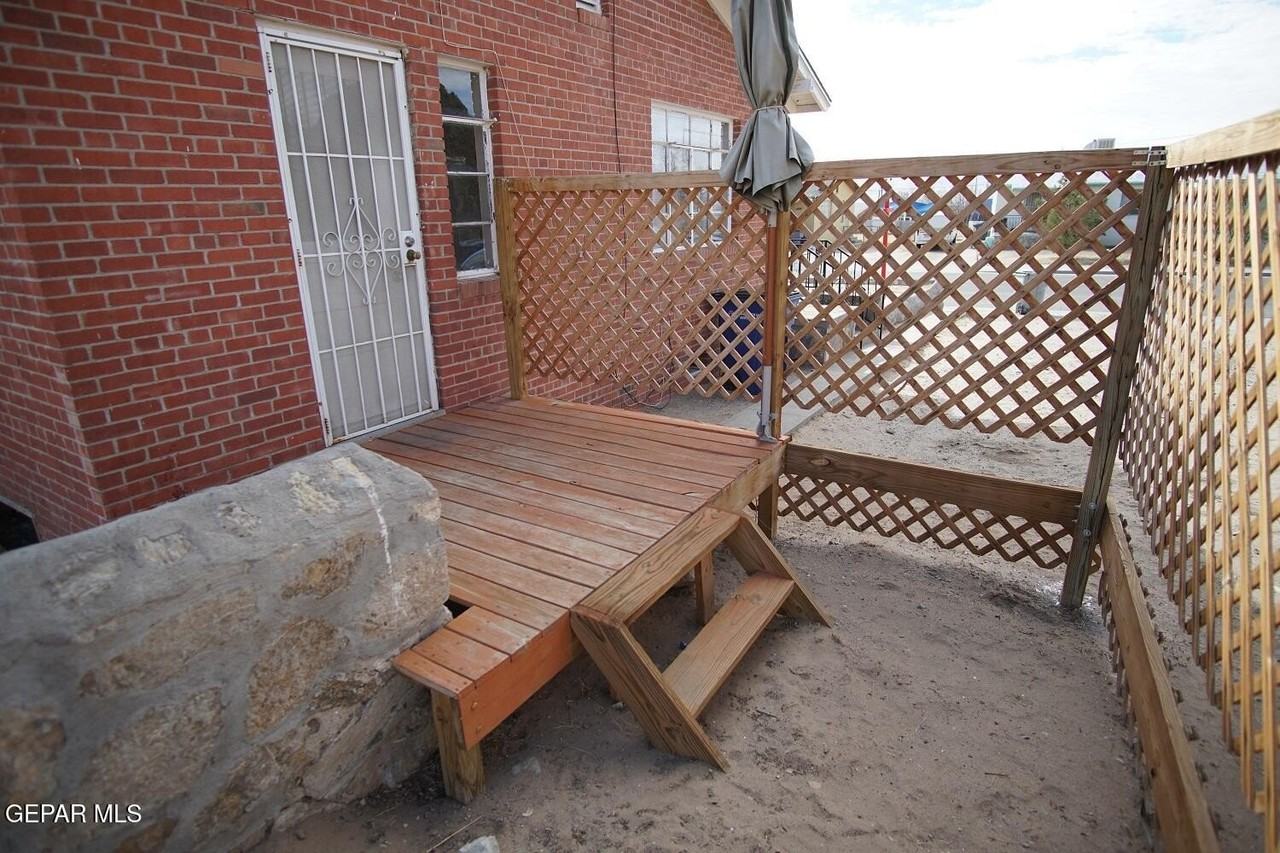 1226 Huckleberry St - Photo 3 of 11