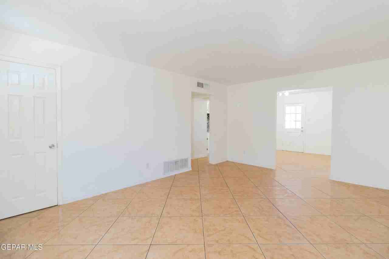 9924 Minuteman St - Photo 2 of 33