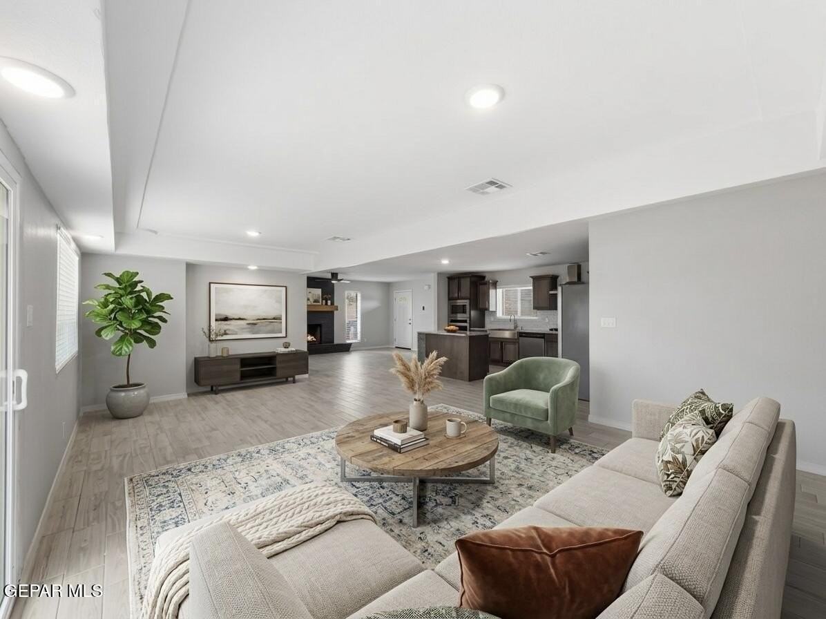 565 Gallagher St - Photo 4 of 34