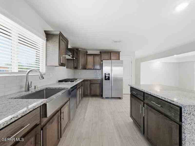 565 Gallagher St - Photo 6 of 34