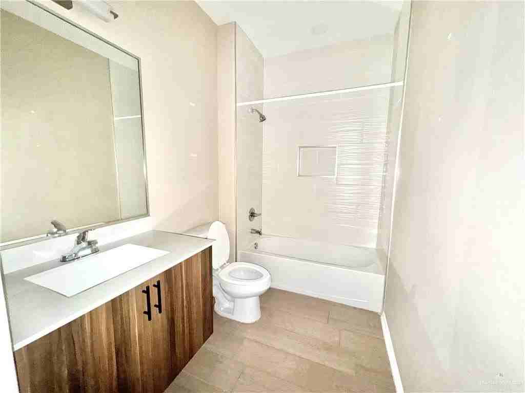 3105 W Driftwood St #4 - Photo 5 of 13