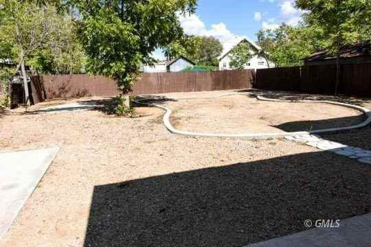 725 S Fegan St - Photo 4 of 18
