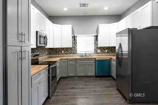 725 S Fegan St - Photo 6 of 18
