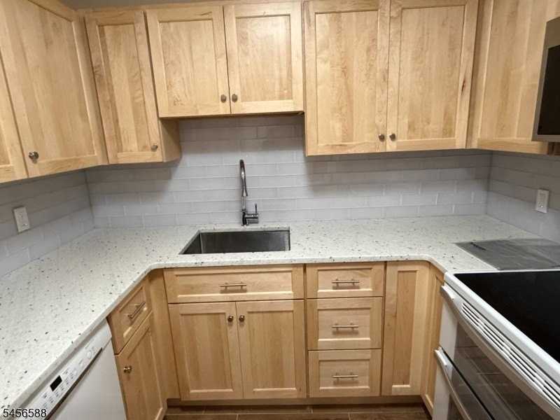 6-16 E Blackwell St #3H - Photo 7 of 15